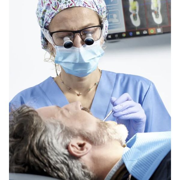 Dentiste au travail — pose d’implant