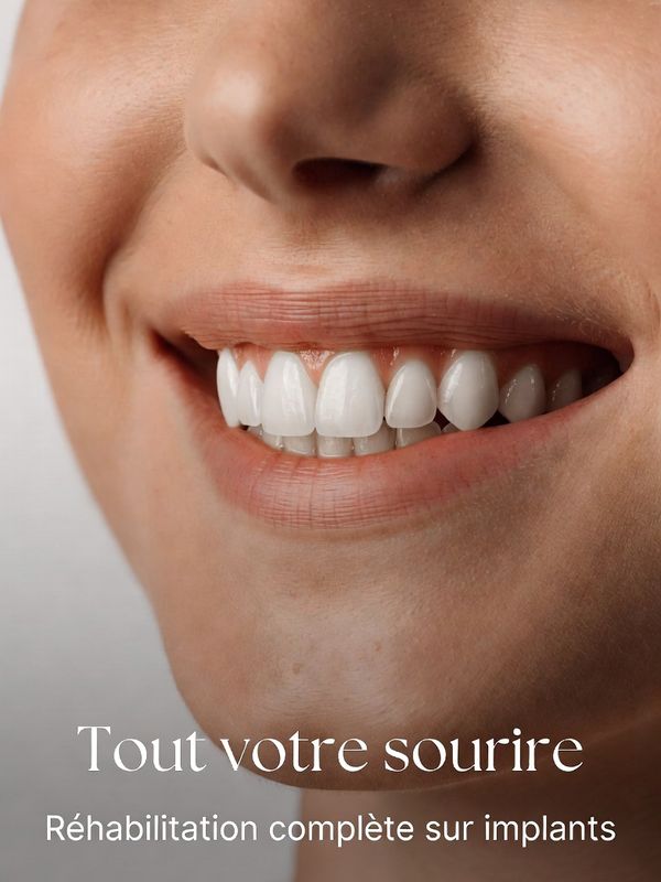 Patiente souriante après soins dentaires